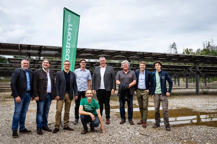 Eröffnung: Wolfgang Tischler (Vizebürgermeister Eberndorf), Wolfgang Stefitz (Bürgermeister Eberndorf), Jan Häupler (Vorstandsmitglied Oekostrom AG), Peter Kuntner (Projektentwickler PV Oekostrom AG), Roland Weyss (Geschäftsführer der Oekostrom Produktions GmbH), Rainer Unterluggauer (Geschäftsführer Drau-Kies GmbH), Helmut Schwab (Geschäftsführer Schwab GmbH), Christoph Grosssteiner (Geschäftsführer Oekostrom Produktions GmbH), Stefan Fraydl (Projektleiter Eco-tec.at Photovoltaics GmbH)