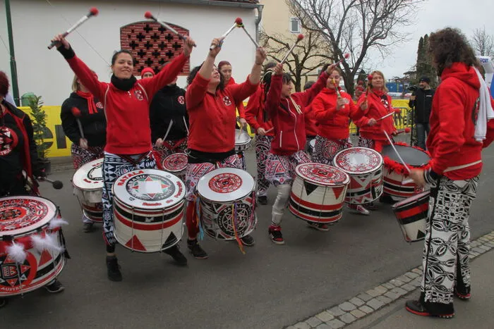 Auch Batala Austria ist schon seit Jahren ein fixer Bestandteil des Frühlingslaufes. Sie feuerten die Sportbegeisterten nicht nur vor dem Start an, sondern sorgten auch während dem Lauf für den richtigen Rhythmus.