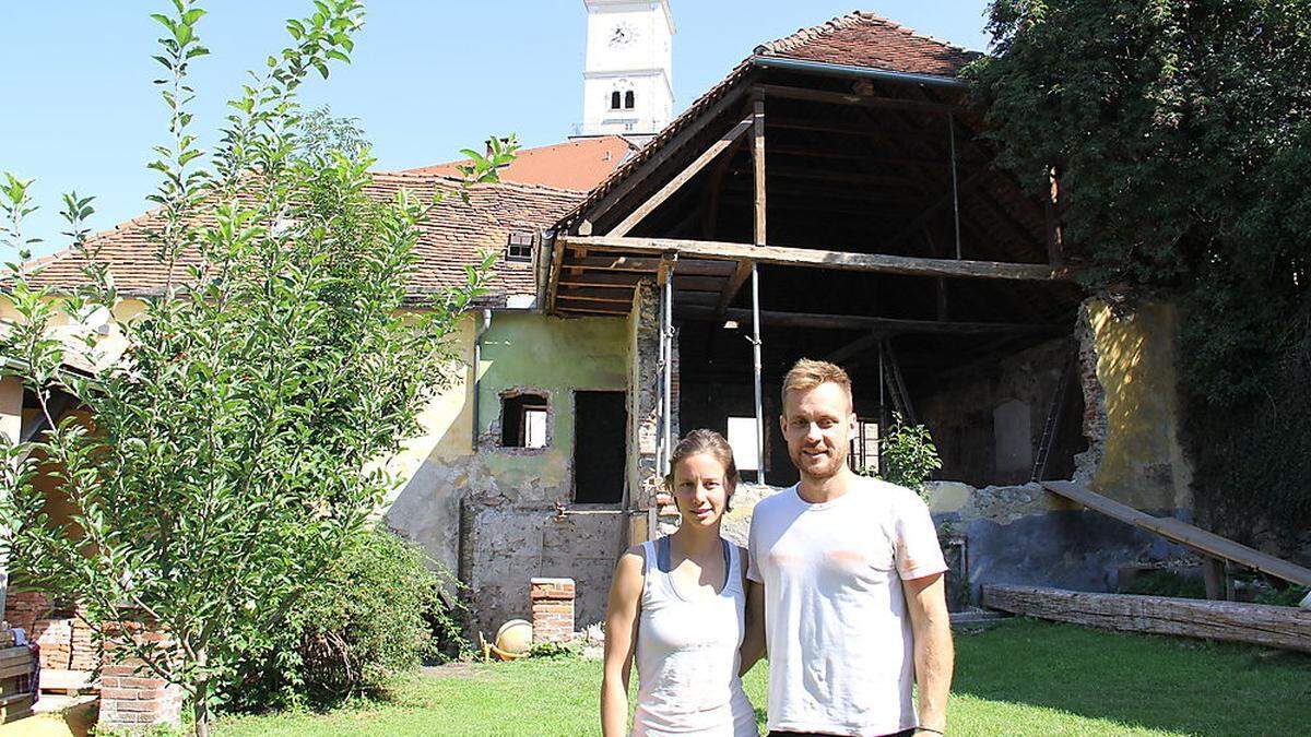 Die Hausbesitzer Julia Cancola und Stefan Prattes