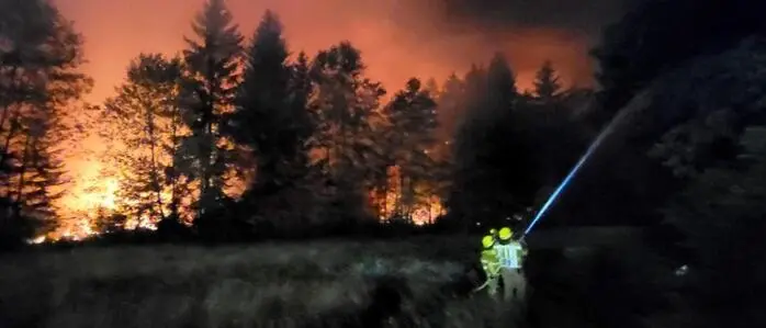 Ein Waldbrand im Bereich der Gemeinde Übersee am Chiemsee wütet seit Sonntag und führte zur Sperrung der nahen Autobahn 8