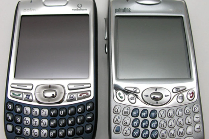 Das Palm Treo (rechts) brachte 2002 den noch sehr jungen Smartphone-Markt erstmals ins Laufen. Neben dem Touchscreen gab es auch die damals übliche Tastatur. In dieser Zeit reicherten die Produzenten ihre Geräte auch mit der Fähigkeit an, MP3-Dateien abzuspielen.