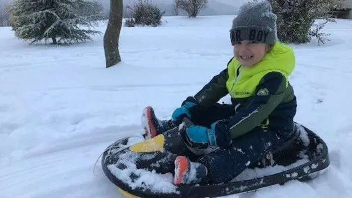 Raphael aus Edelsbach bei Feldbach hat sichtlich Spaß im ersten Schnee.