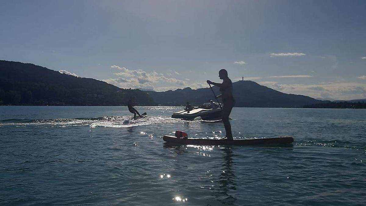 Boote, Wasserskifahrer und Paddler müssen sich den Platz auf dem See teilen.