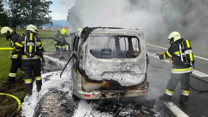 Löscharbeiten der Feuerwehren
