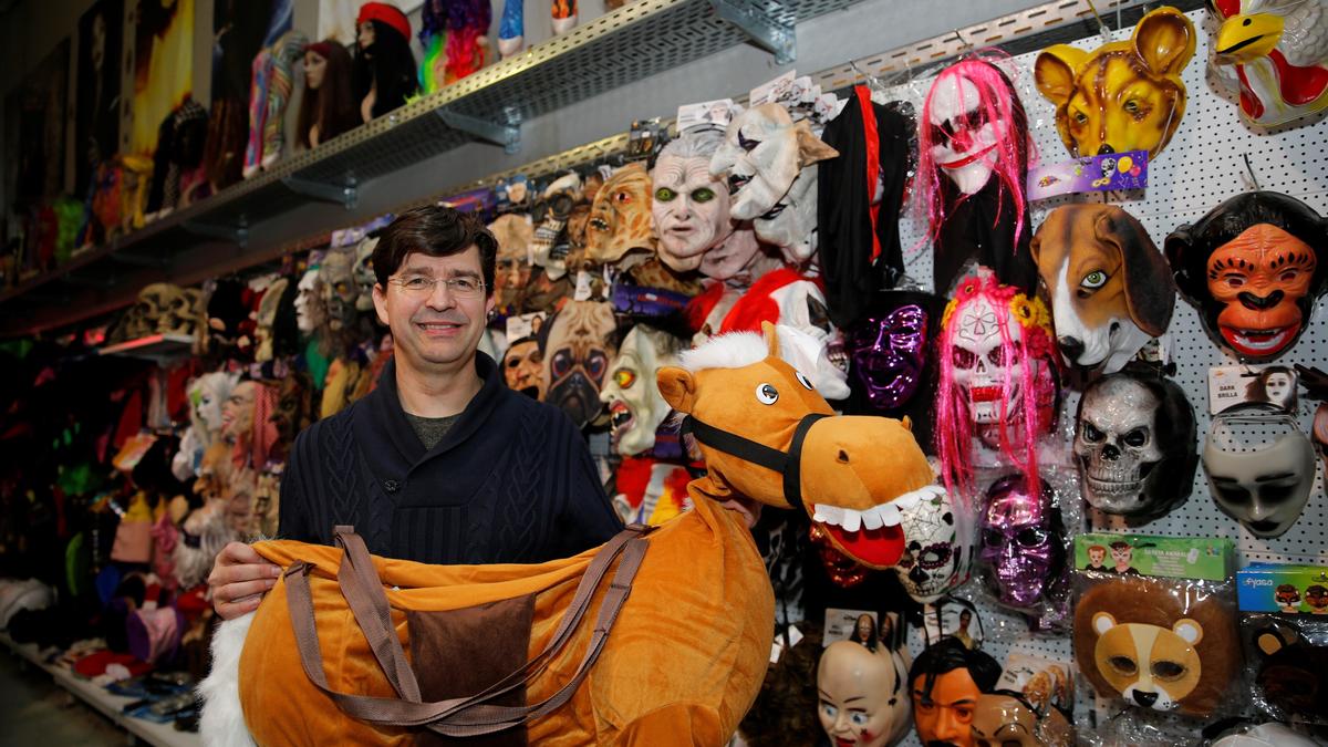 Alexander Rabinig bietet im Wirtschaftspark in Poggersdorf alles zum Thema Fasching, Nikolo, Krampus, Halloween und Party an