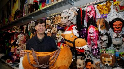 Alexander Rabinig bietet im Wirtschaftspark in Poggersdorf alles zum Thema Fasching, Nikolo, Krampus, Halloween und Party an