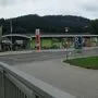 Drei Männer sind in der Nacht auf Sonntag in den Zadruga-Sparmarkt in Bleiburg/Pliberk eingebrochen. Anschließend flohen sie in Richtung Libitsch (Berg im Hintergrund)