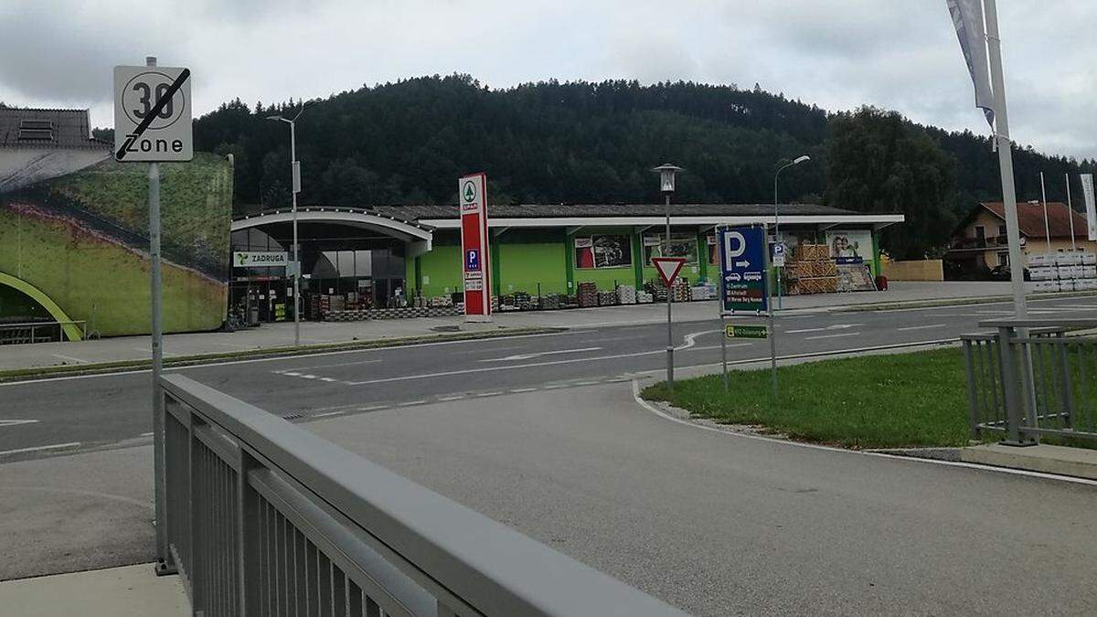 Drei Männer sind in der Nacht auf Sonntag in den Zadruga-Sparmarkt in Bleiburg/Pliberk eingebrochen. Anschließend flohen sie in Richtung Libitsch (Berg im Hintergrund)