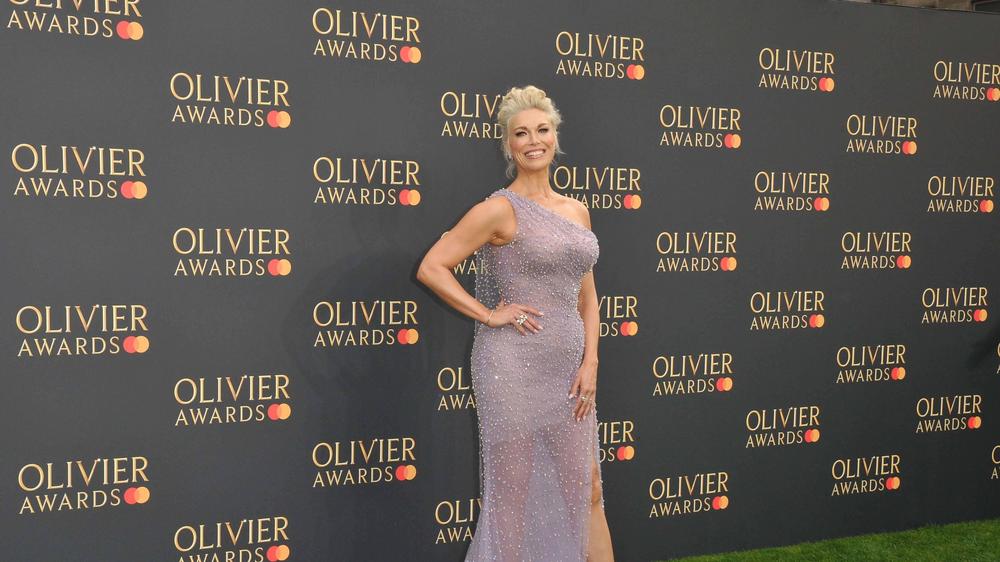 In diesem Kleid bei den Olivier Awards 2024 zeigte Hannah Waddingham dem Fotografen nicht genug Bein