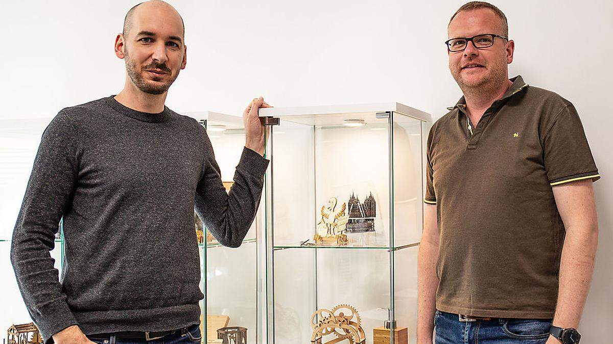 Von links: Richard Stocker und Christian Dobernig mit Lasercuttingarbeiten