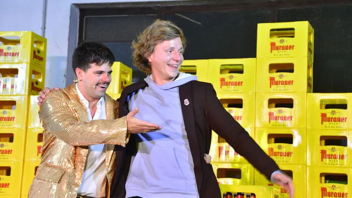 Lukas Wachernig und Josef Ellers bei der Weltpremiere des Biertheaters.