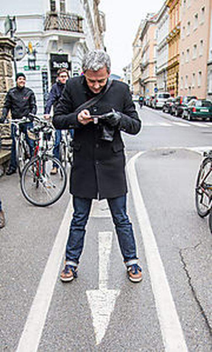 Mikael Colivlle-Anderson aus Kopenhagen staunt über den "schmalsten Radweg der Welt"