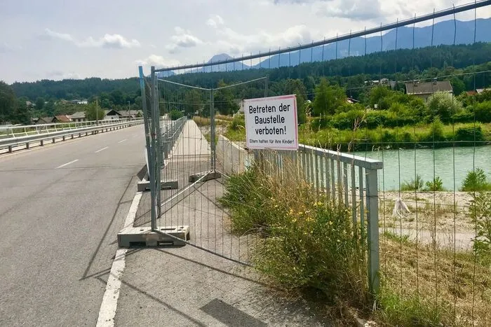 Weiter warten heißt es für eines der teuersten Bauprojekte der Stadt Villach. Seit September 2017 wird an der neuen Tschinowitscher Brücke in Villach gebaut – eine Fertigstellung ist weiterhin nicht in Sicht.