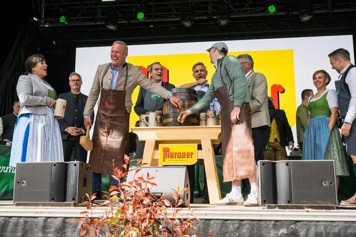 Bieranstich: Josef Rieberer (Murauer Bier), Rainer Stelzer (Raiffeisen Landesbank), Nici Schmidhofer und Laurie Taylor mit der Landesspitze Kunasek und Khom sowie Wiens Landtagspräsident Christian Meidlinger.