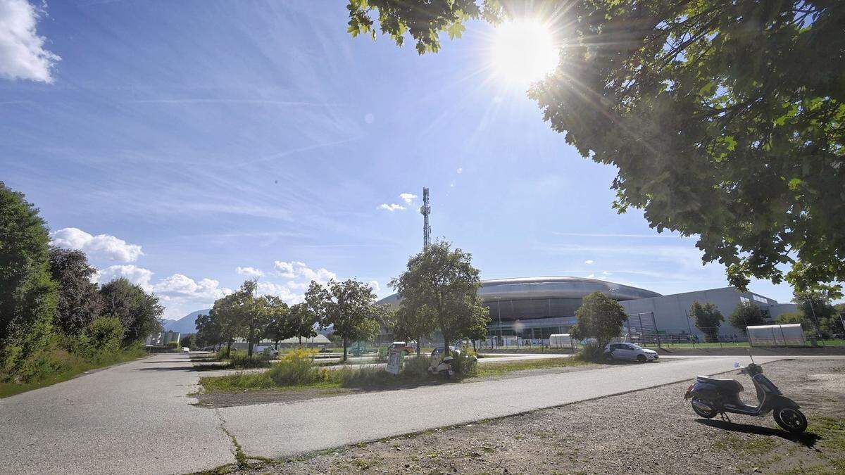 Auf diesem Parkplatz soll die Herberge gebaut werden