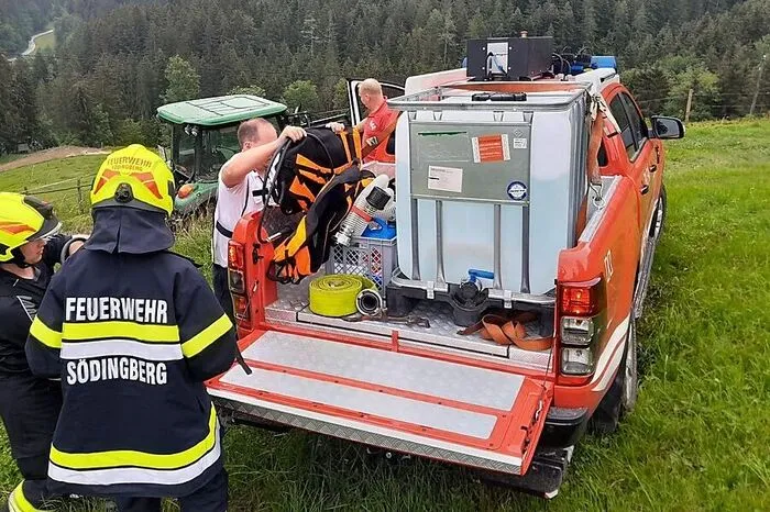 Die zur neuen Sondereinheit gehörenden Feuerwehren werden mit einem Gelände-gängigen Berglandlöschfahrzeug (BLF-C) mit Wechselcontainer-Aufbau ausgestattet.