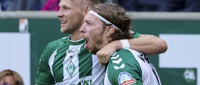 Marco Grüll (links) und Mitchell Weiser jubeln über den 3:2-Sieg