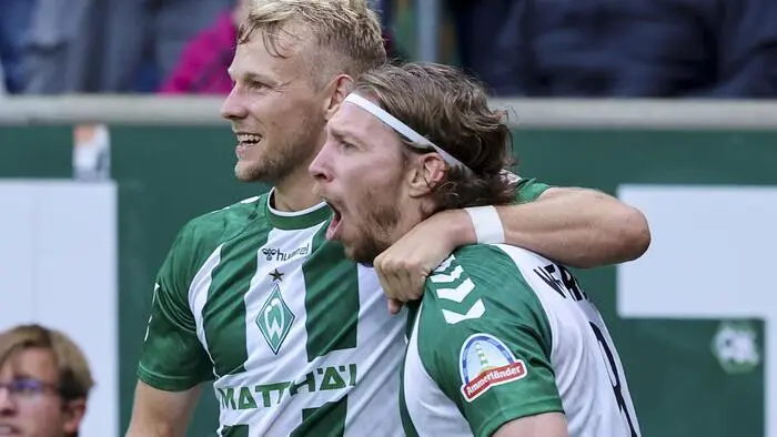 Marco Grüll (links) und Mitchell Weiser jubeln über den 3:2-Sieg