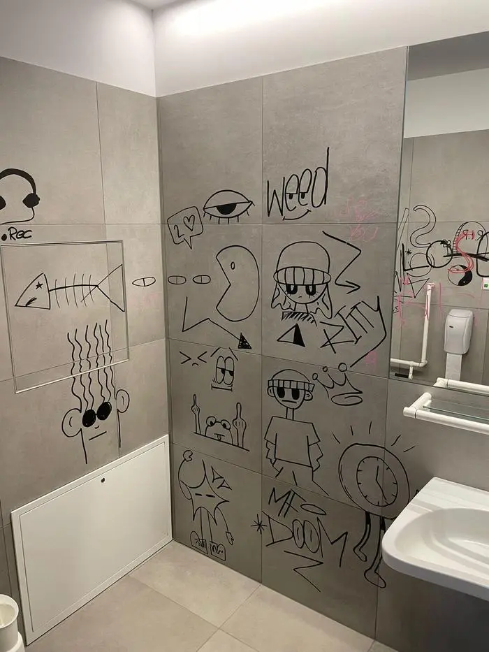 Diese „Handschrift“ wurde in den Toilettenanlagen hinterlassen
