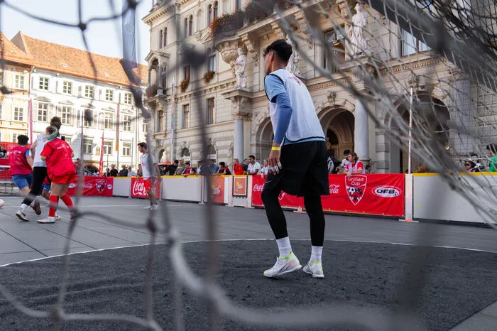 Der Modus: Spielerinnen und Spieler jeden Alters, jeden Geschlechts, von Special Olympics und Homeless World Cup bildeten Teams und traten sowohl im Street Soccer Court ...