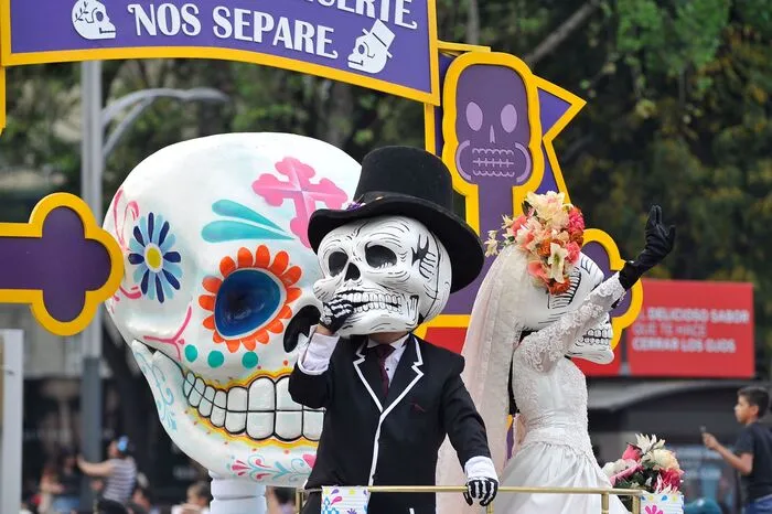 Die Idee für den bunten Totenumzug in Mexiko-Stadt stammt eigentlich vom Geheimagenten James Bond: Im letzten Bond-Film "Spectre" ist der berühmte britische Spion auf einer fiktiven "Tag der Toten"-Parade in der Hauptstadt zu sehen.