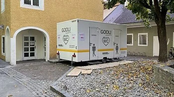 Während der Sanierungsarbeiten wird vor Ort eine WC-Container aufgestellt