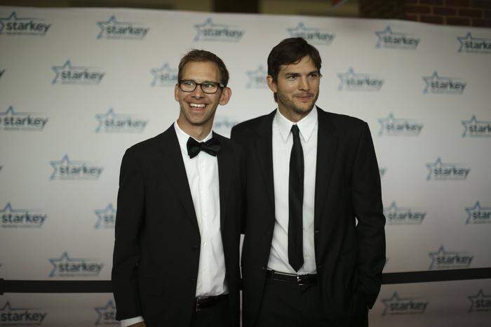 Ashton Kutcher und sein Bruder Michael (links)