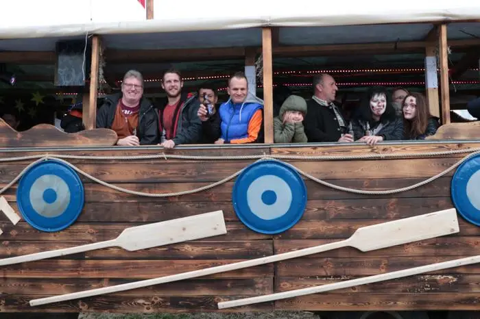 Die Route führte von Oed über die Bundesstraße bis in die Ortsmitte von Markt Hartmannsdorf. Das Wikingerschiff war bei den Besuchern besonders beliebt.