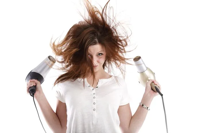 Die Haare entweder mit einem Ionen-Föhn oder an der frischen Luft trocknen. Auch regelmäßiges Föhnen belastet die Haare auf Dauer. Die zeitraubende, aber schonendere Alternative: Lufttrocknen. "Wenn es allerdings doch mal schnell gehen muss, sollte man am besten einen Ionen-Fön verwenden", sagt Creuzberg.