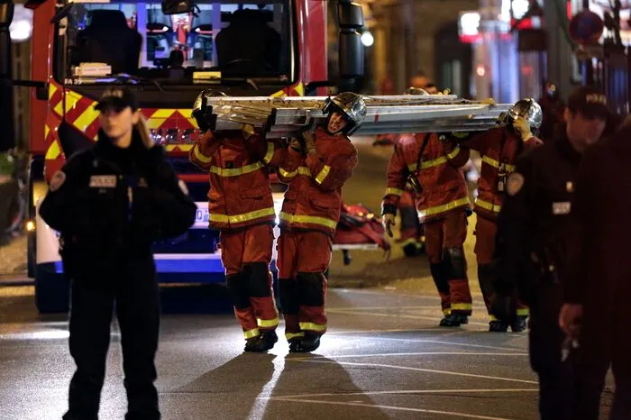 Ein Feuerwehrsprecher warnte, die Zahl der Todesopfer könne noch steigen. Der Brand im siebenten und achten Stock des Gebäudes sei noch nicht gelöscht.