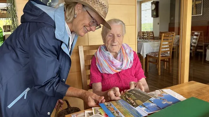 Einige Buschenschankgäste schreiben Maria Brenner (re.) Postkarten, manche bringen sogar persönlich welche vorbei – wie hier Elisabeth Klingler (li.) aus Ratsch an der Weinstraße.