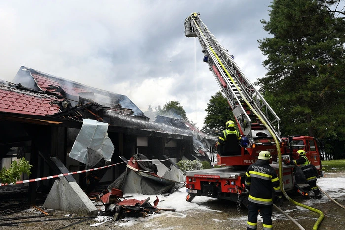 Auch eine Drehleiter war im Einsatz.