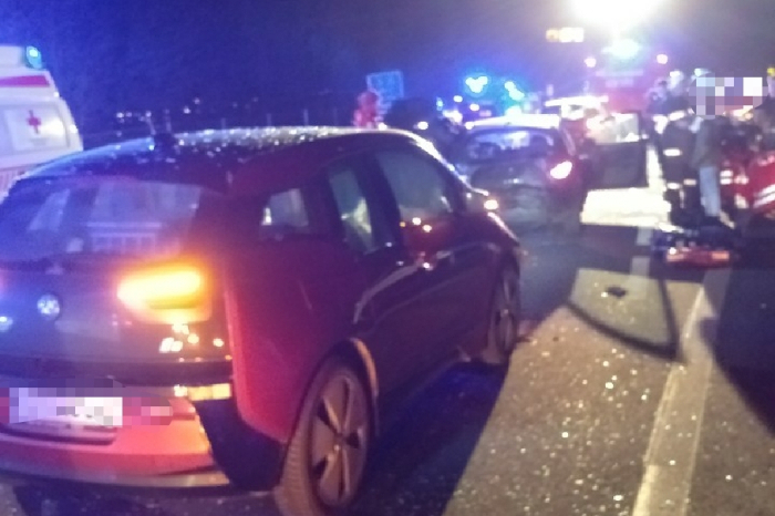 Die Feuerwehr baute einen Brandschutz auf, der besonders wichtig war, weil eines der beteiligten Autos ein Elektroauto war.