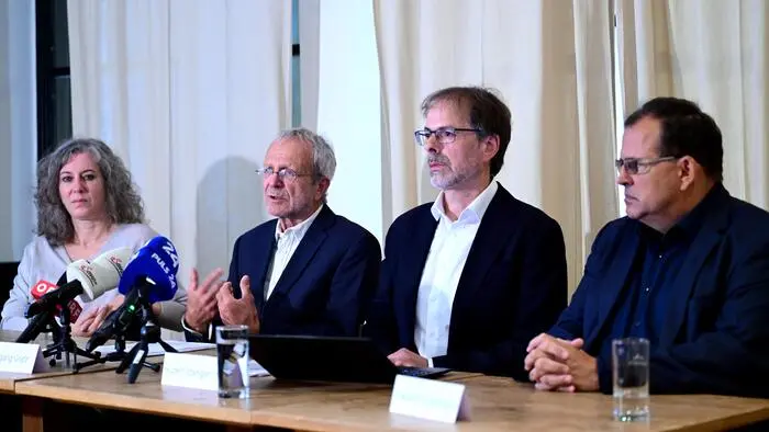 Dina Nachbaur (Verein Neustart), Wolfgang Gratz (Kriminologe), Hubert Stanglechner (Vereinigung österreichischer Strafverteidiger:innen) und Friedrich Forsthuber (Präsident des Landesgerichts für Strafsachen Wien) bei einer Pressekonferenz am Donnerstag