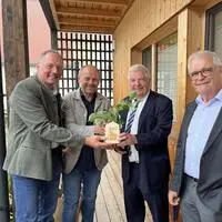 Bauen auf und mit Holz: Holzwelt Murau-Geschäftsführer Harald Kraxner (links) mit  Christian Hammer, Geschäftsführer von proHolz Steiermark, Bürgermeister Gottfried Sperl und Johann Almer, Geschäftsführer der Zimmerei-Tischlerei Alpe