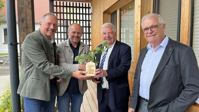 Bauen auf und mit Holz: Holzwelt Murau-Geschäftsführer Harald Kraxner (links) mit  Christian Hammer, Geschäftsführer von proHolz Steiermark, Bürgermeister Gottfried Sperl und Johann Almer, Geschäftsführer der Zimmerei-Tischlerei Alpe