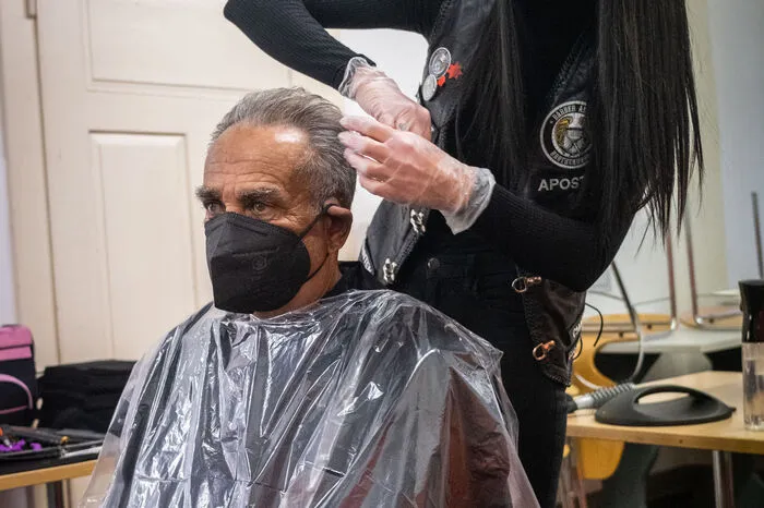 VinziNest-Bewohner Isidor hat dank Angel Rebecca die Haare wieder schön.