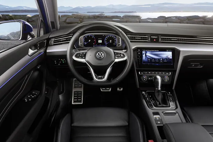 Im Interieur differenziert sich der Passat über neue Dekore und Stoffe, Türverkleidungen, eine neue Trimfarbe und neue Instrumente vom Vorgänger. Eine Innovation ist das kapazitives Lenkrad, das die Berührung durch den Fahrer registriert und so eine interaktive Schnittstelle zu Systemen wie dem „Travel Assist“ bildet. Statt der Analoguhr in der Schalttafel findet sich dort nun ein hinterleuchteter Passat-Schriftzug. In der Mittelkonsole gibt es jetzt ein größeres Ablagefach mit optional induktiver Schnittstelle fur Smartphones und daneben platziertem USB-C-Anschluss.