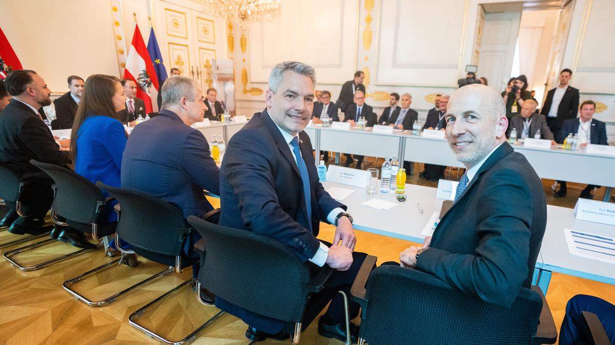 Bundeskanzler Karl Nehammer und Arbeitsminister Martin Kocher beim Autogipfel