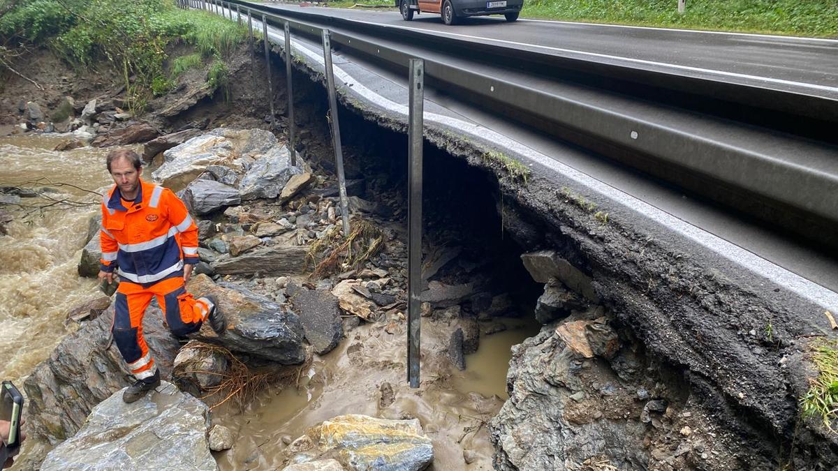 Die B 317 zwischen Perchau und Neumarkt ist an mehreren Stellen unterschwemmt