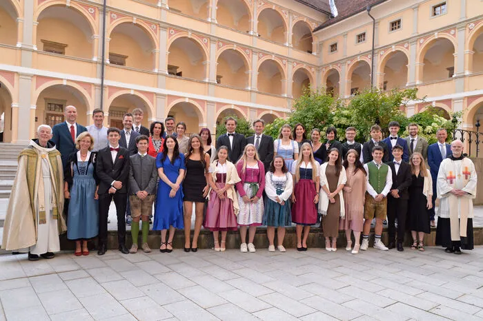 Die 5 b-Klasse: Benjamin Agnoli, Annika Draxler, Rosa Göttfried, Antonia Grabner, Philipp Hold, Andreas Jell, Oliver Kevric, Noah Lassnig, Valentin Löcker, Anna-Lena Moitzi, Emma Obenaus, Anna Ring, Michaela Ringel, Victor Schulz und Paul Vollmann mit Klassenvorstand Christian Freitag, Direktor Wilhelm Pichler, Abt Johannes Fragner und Pater Leo.
