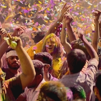 James May im Farbenmeer des Holi-Festes: Ein Frühlingsfest