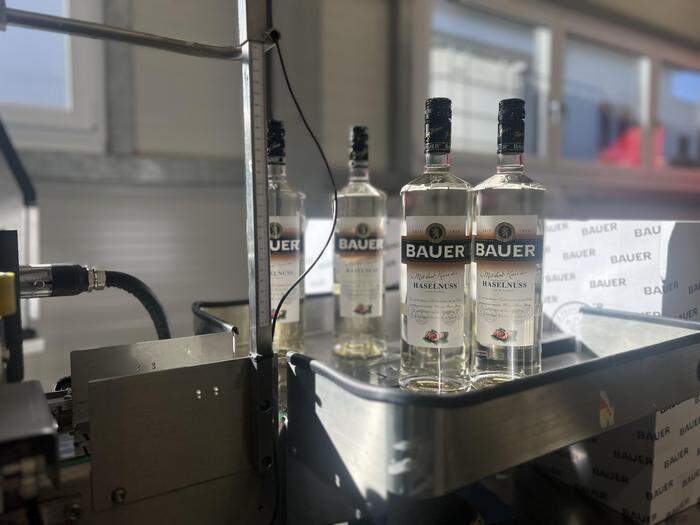 Die ersten Flaschen „Kuss der Haselnuss“ nach dem Original-Rezept der Destillerie Franz Bauer sind schon abgefüllt