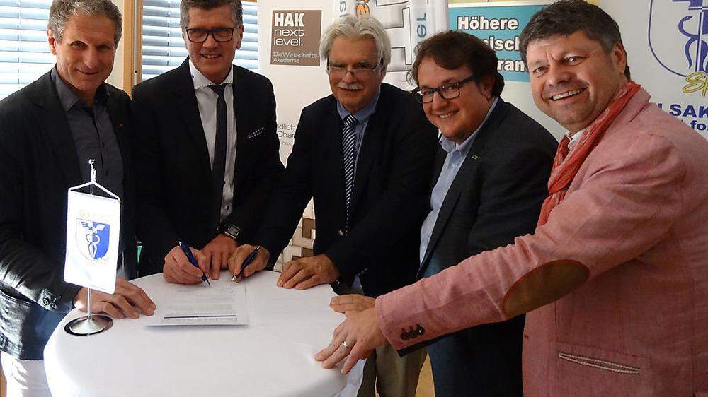 Der Antrag an das Ministerium wurde gestern unterzeichnet: Rudolf Altersberger, Erwin Theuermann, Peter Binder, Klaus Raunegger und Gerhard Pirih (von links)