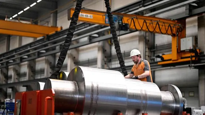 Vor allem für die krisengeplagte Industrie zeigen sich Lichtblicke, teilen die Wirtschaftsforscher des Ifo-Instituts mit