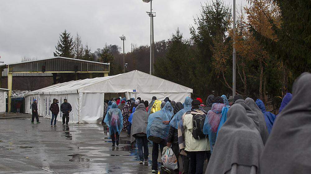 Flüchtlinge auf dem Weg in das Sammelzentrum an der Slowenisch-Österreichischen Grenze im Gebiet von Spielfeld im November 2015.