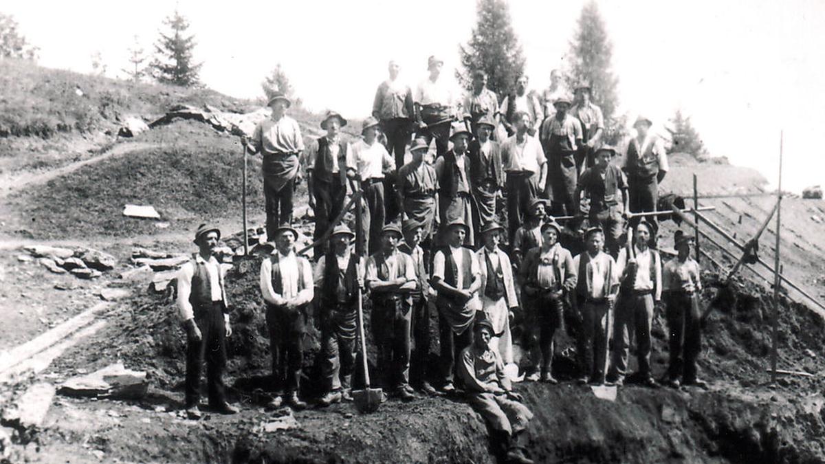 Die Arbeiter beim Bau der Verbindungsstrecke von Krumbach auf die Soboth im Jahr 1937 