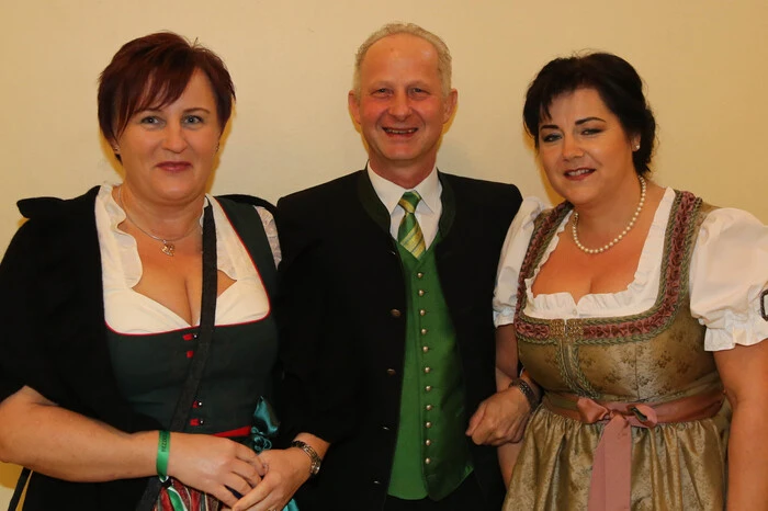 Neben zahlreichen Jägern und Freunden des Waidwerks sind auch viele Gäste aus Nah und Fern zum Ballvergnügen erschienen.