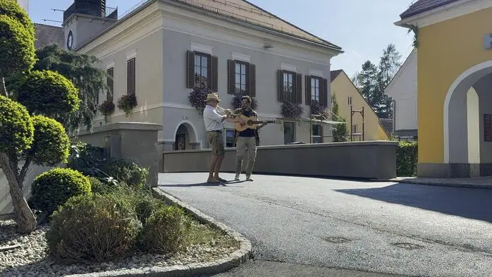 Florian Hubmann (rechts) und Trompeter Helmut Fladenhofer bedankten sich mit einem eigenen Song auf der sanierten Brücke
