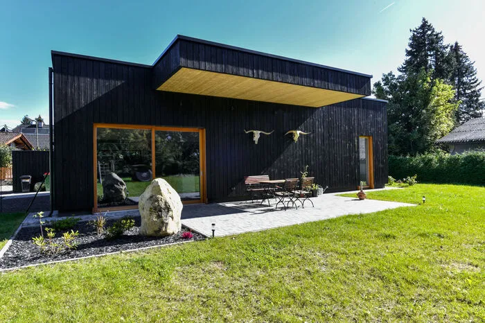 Ob für moderne Neubauten oder für Sanierungen: Holz ist ein Allrounder. 